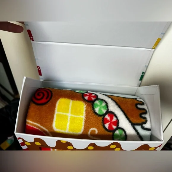 Hello Kitty & Friends Gingerbread Box Christmas Throw - Picture 3 of 7
